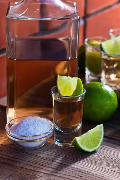 Tequila d'oro con sale e lime — Foto Stock