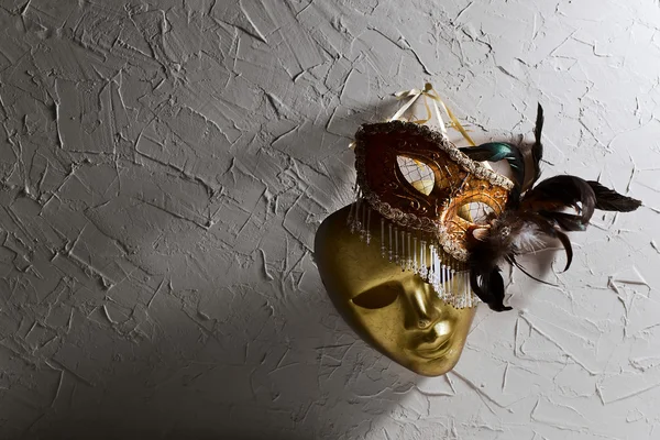 Βενετσιάνικες μάσκες σε παλιό τοίχο — Φωτογραφία Αρχείου