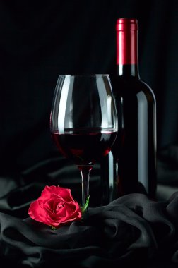  şişe ve cam ile kırmızı 