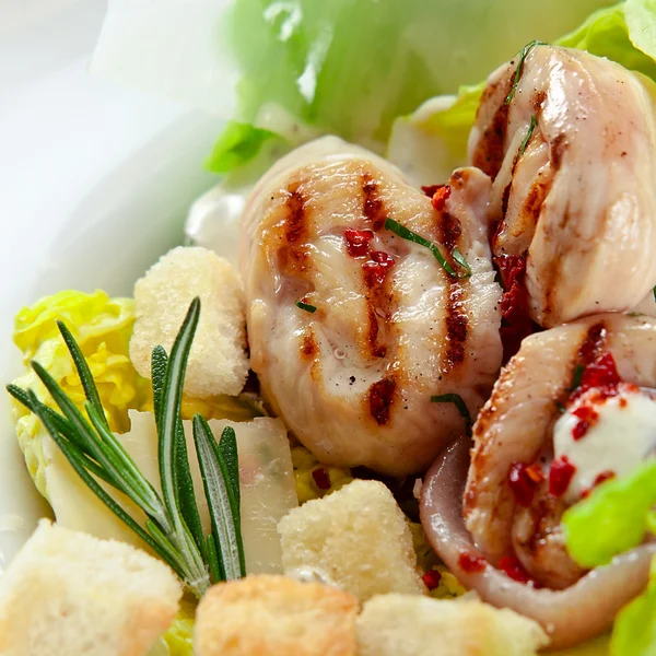 Caesar salade met gegrilde kip — Stockfoto