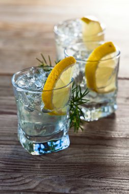 buz ve limon ile cin 