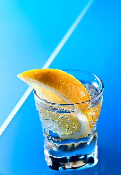 Gin with lemon on a glass table — Stock Photo, Image