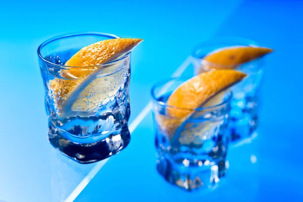 Gin with lemon on a glass table — Stock Photo, Image