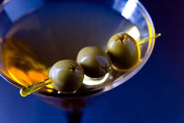 Martini con olive verdi — Foto Stock