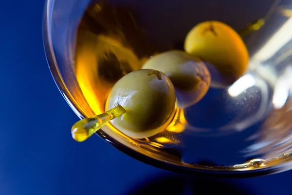 Martini with green olives — Stock Photo, Image