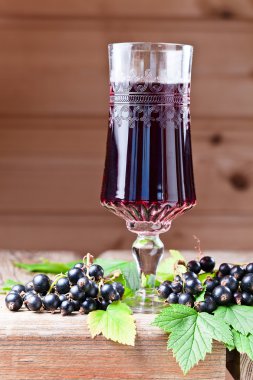 Siyah frenk üzümü likör ve olgun çilek 