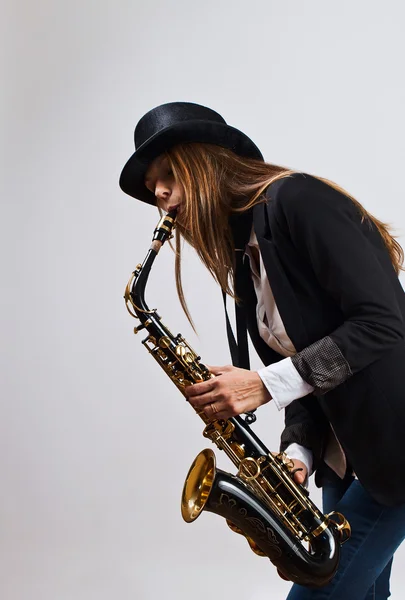 Jeune belle femme avec saxophone — Photo