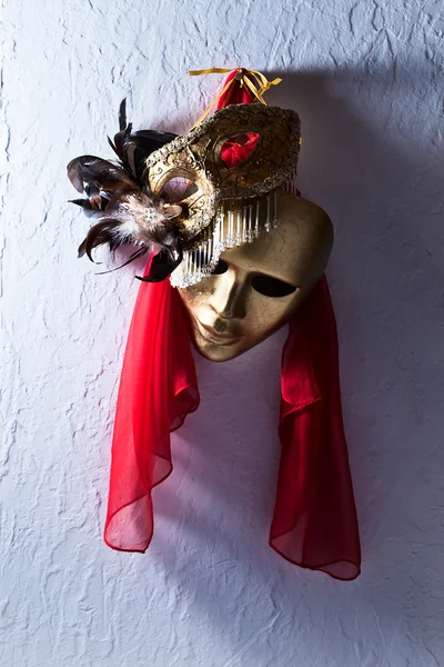 Венецианские маски на старой стене — стоковое фото