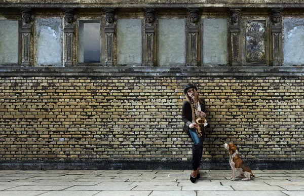 Vrouw met saxofoon — Stockfoto