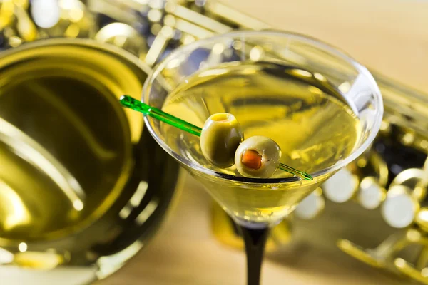 Saxophone and martini with green olives — Stock Photo, Image