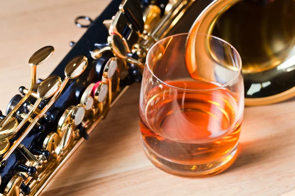 Saxofone e uísque — Fotografia de Stock