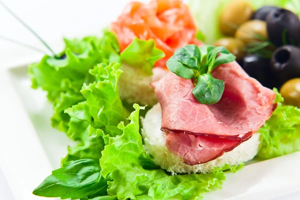 Lanche frio com presunto, salmão e azeitonas — Fotografia de Stock