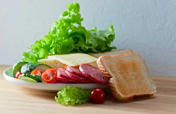 Smörgås med salami och ost — Stockfoto