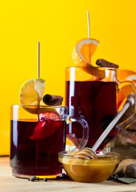  Baharatlı ve meyveli şarap.