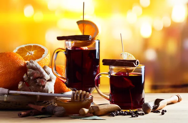 Glühwein met specerijen en vruchten — Stockfoto