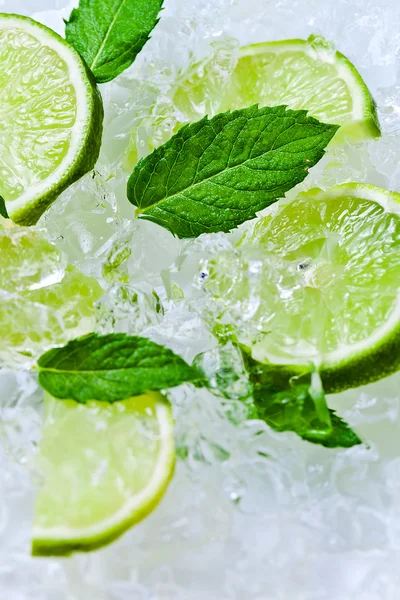 Tranches de lime et menthe poivrée — Photo