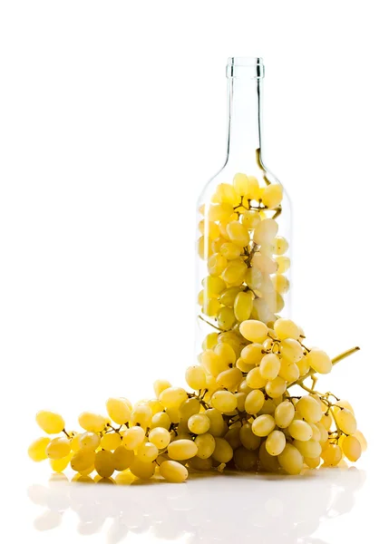 Виноград в бутылке на белом фоне — стоковое фото