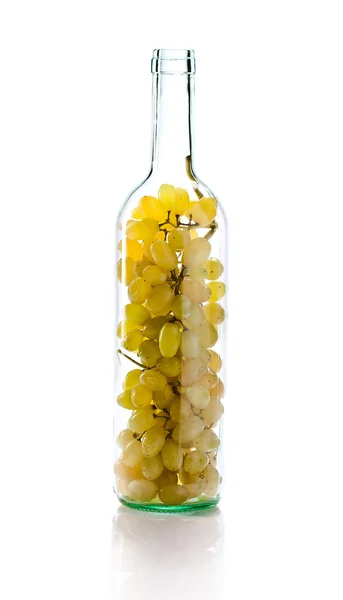 Виноград в бутылке на белом фоне — стоковое фото