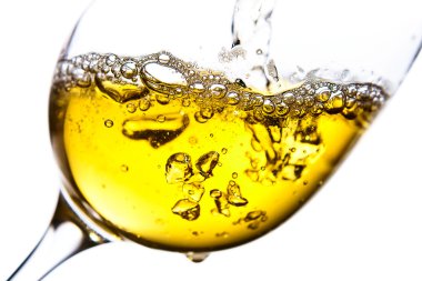 Beyaz arka planda izole beyaz şarap