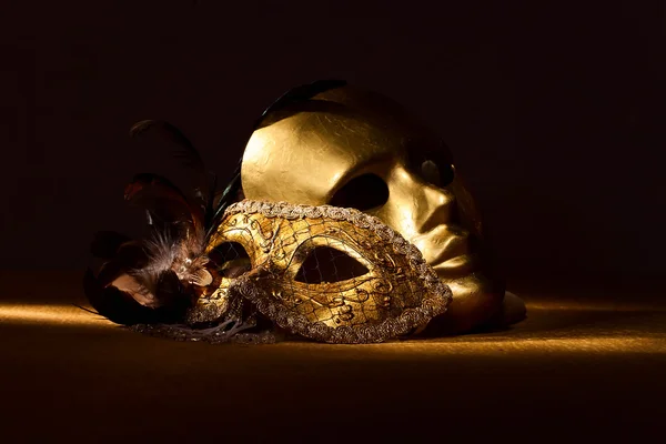 Дві золоті венетіанські маски. — стокове фото