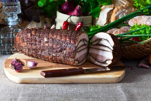 Räucherfleisch mit Gewürzen — Stockfoto