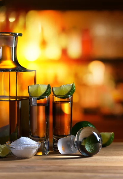 Tequila de oro con sal y lima — Foto de Stock