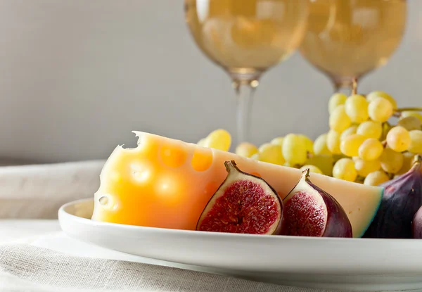 Queijo com frutas — Fotografia de Stock