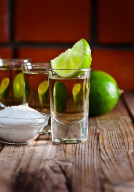 Altın tekila tuz ve limon ile 