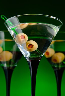 bardak martini ve yeşil zeytin