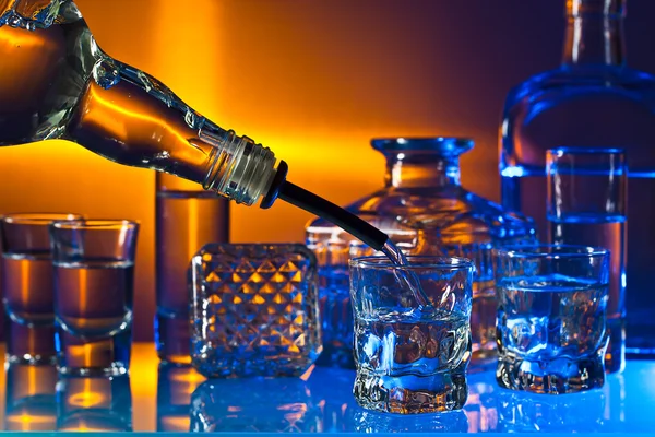 Vodka på glassbordet – stockfoto