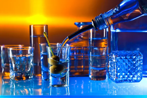 Vodka på glasbord — Stockfoto