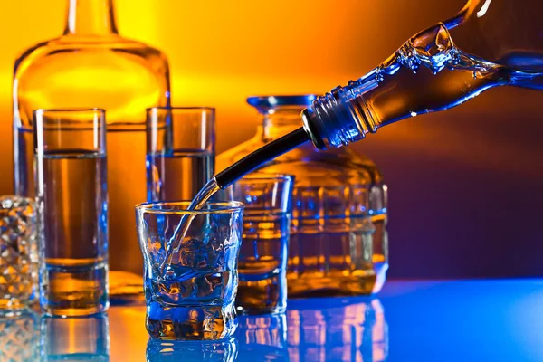 Wodka op glazen tafel — Stockfoto