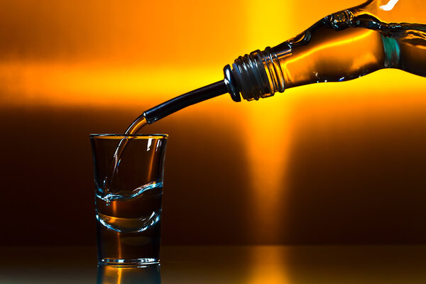 водка на стеклянном столе
