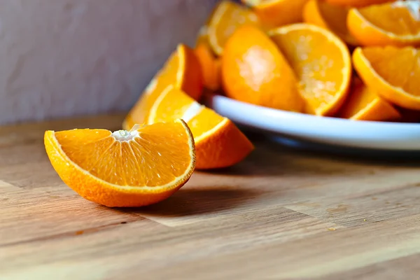 Tangerinas de corte na mesa de madeira — Fotografia de Stock