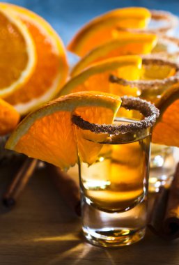 tekila portakal ve tarçın ile 