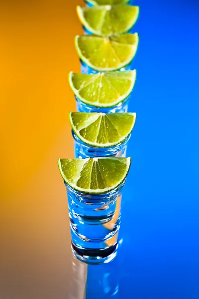 Alcoholic drink with lime — Stock Photo, Image