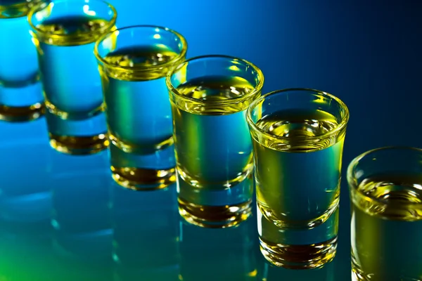 Glas med en alkoholhaltig dryck — Stockfoto