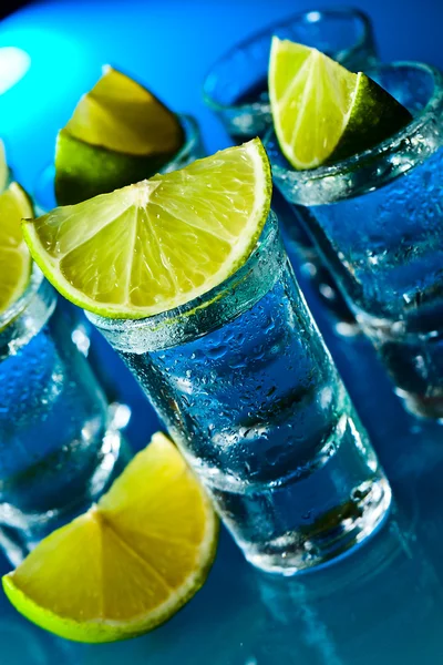 Alcoholic drink with lime — Stock Photo, Image