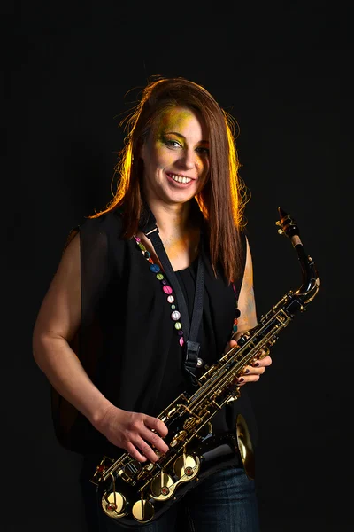 Femme avec saxophone — Photo