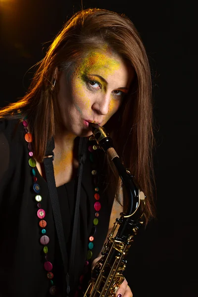 Femme avec saxophone — Photo