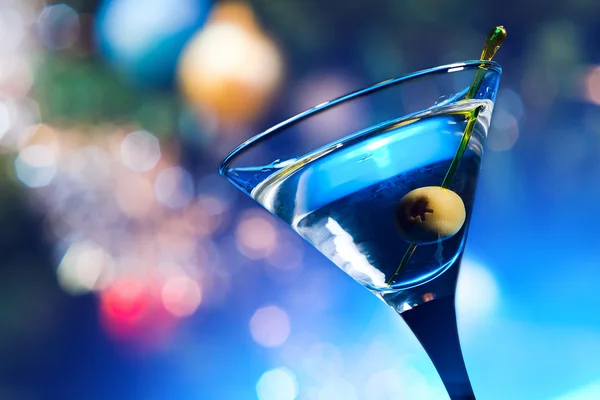 Dry martini med oliven – stockfoto