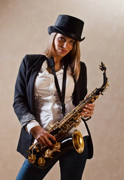 Молодая красивая женщина с саксофоном — стоковое фото