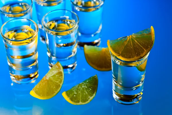 Alcoholic drink with lime — Stock Photo, Image