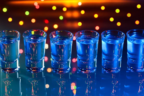 Gläser mit einem alkoholischen Getränk — Stockfoto