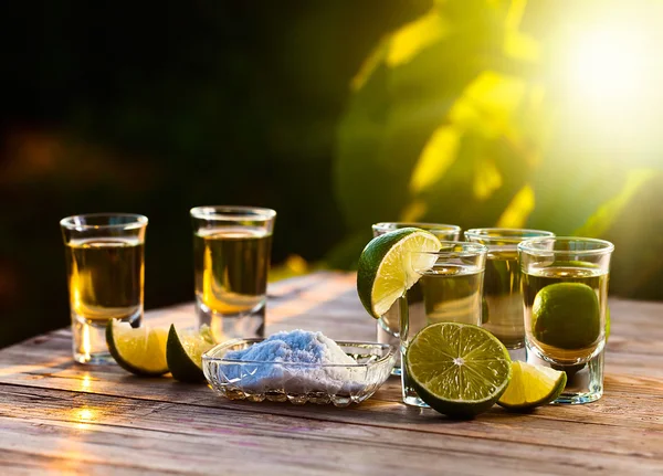 Tequila de ouro com sal e limão — Fotografia de Stock