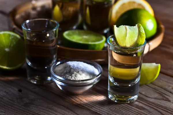 Tequila emas dengan garam dan kapur — Stok Foto