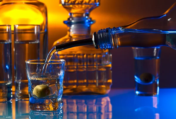 Vodka na skleněný stůl — Stock fotografie