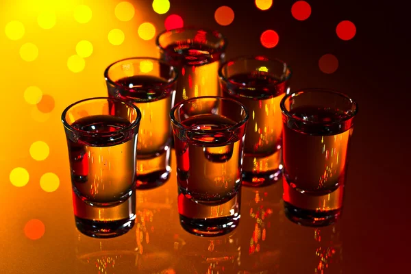 アルコール飲料とメガネ — ストック写真
