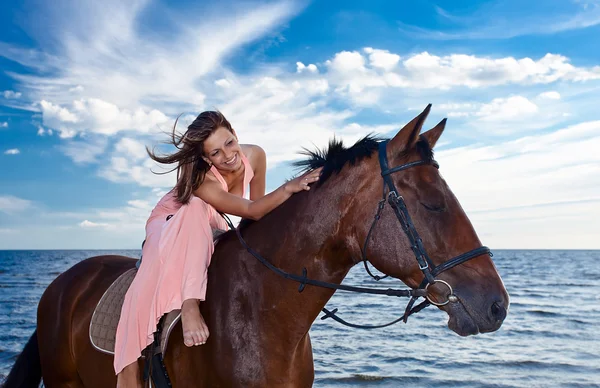 Bella donna con cavallo in riva al mare — Foto Stock