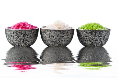 beyaz arkaplanda deniz tuzu